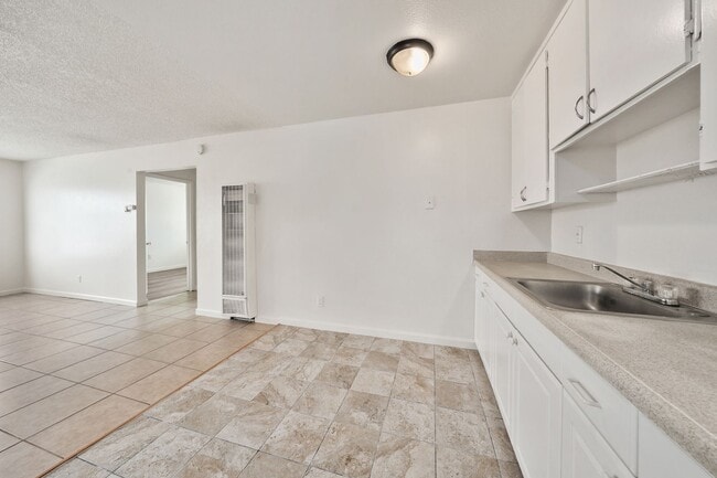 Building Photo - Newly renovated 2 bedroom 1 bath unit in R...