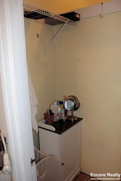 Building Photo - 40 Anderson St