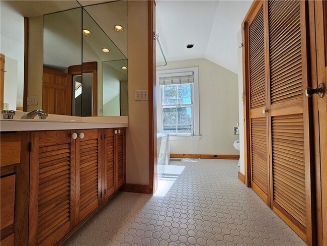 Building Photo - 10 Cherry St