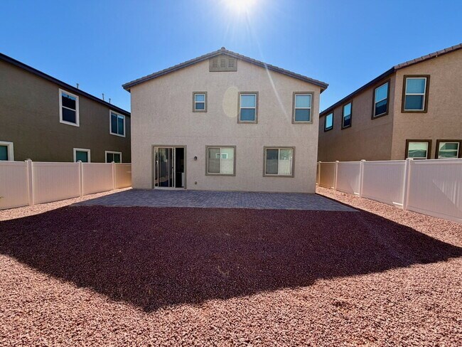 Building Photo - Beautiful 2260sqft 3bed 2.5bath with tile downstairs, carpet in Den & Living Room