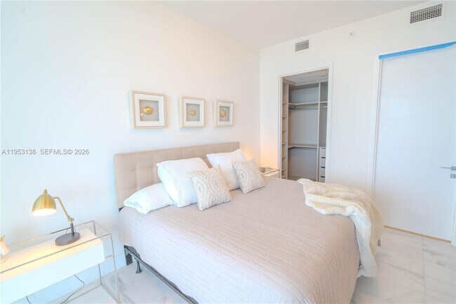 Building Photo - 700 NE 26th Terrace