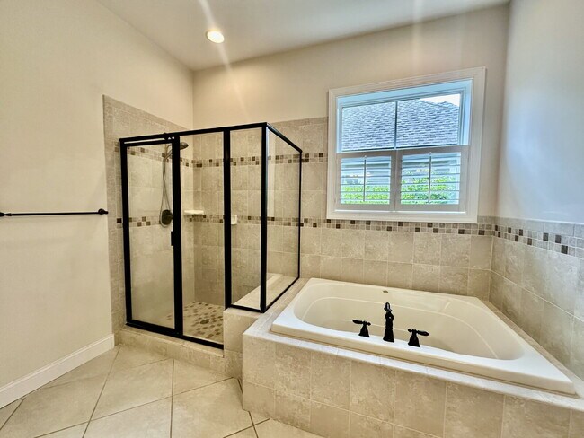 Building Photo - Beautifully Maintained Three Bedroom Home ...