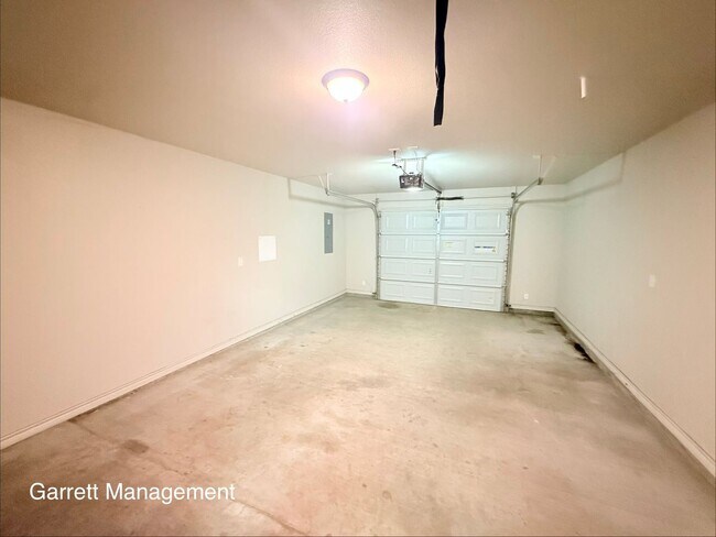 Building Photo - 1203 E Ave G