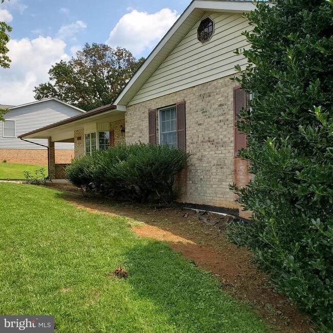 Building Photo - 1003 Goodview Dr