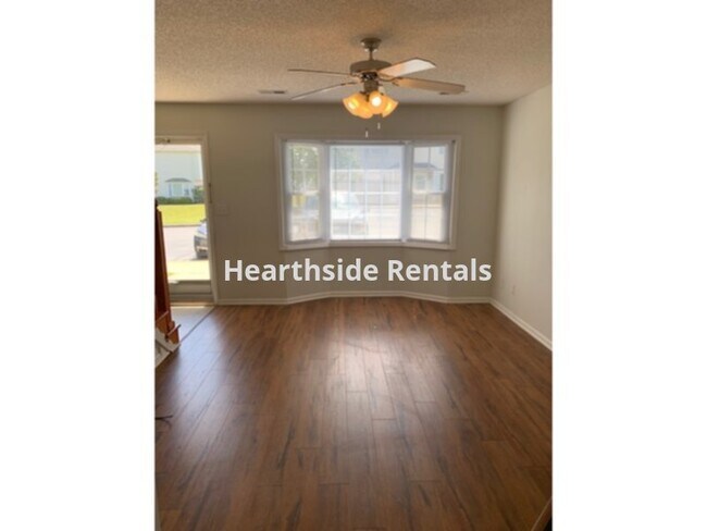 Building Photo - **2 Bedroom 1.5 Bath Townhouse Near Pitt C...