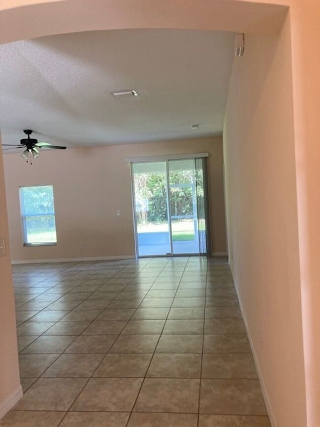 Building Photo - Spacious 4/2/2 Home with Screened-In Porch...