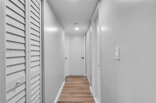 Building Photo - 9320 Fontainebleau Blvd