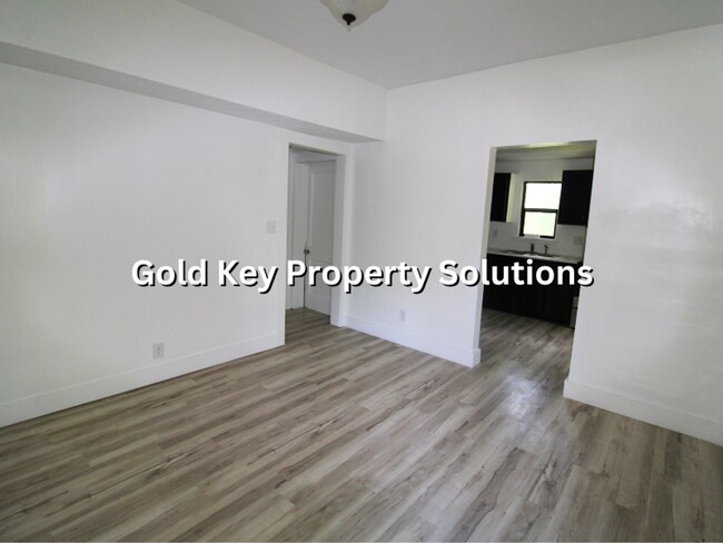 Building Photo - Nicely renovated 3 BR 1 BA House with Central Air (SECTION 8 APPROVED)