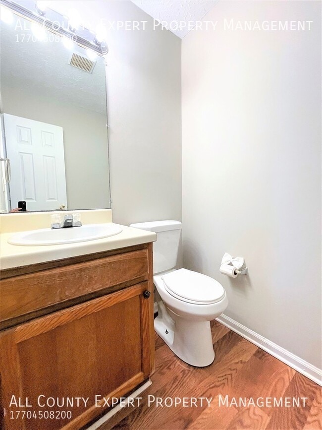 Building Photo - Near Lake Lanier - Great 2 bedroom duplex