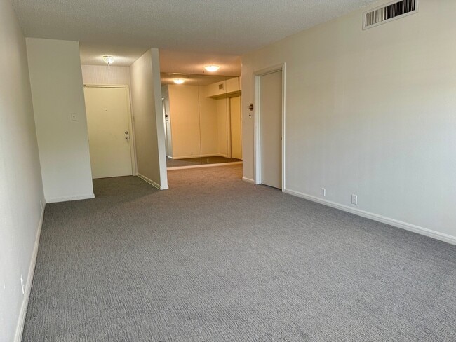 Building Photo - 2601 Bellefontaine