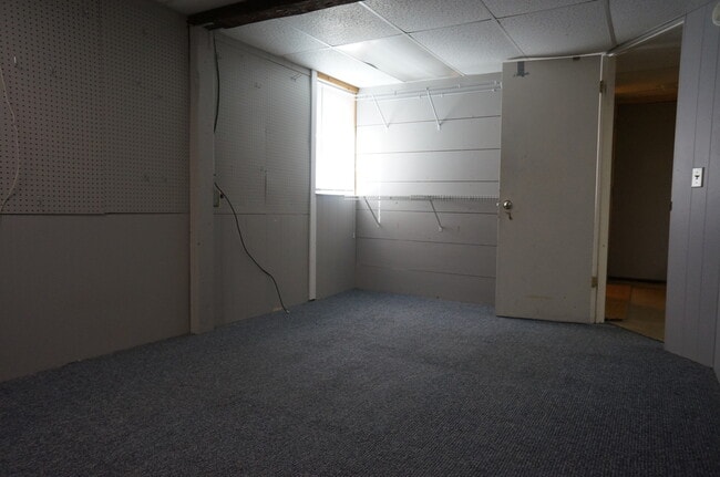 Building Photo - AVAILABLE JUNE - 5 Bed 2 Bath In East Hillside