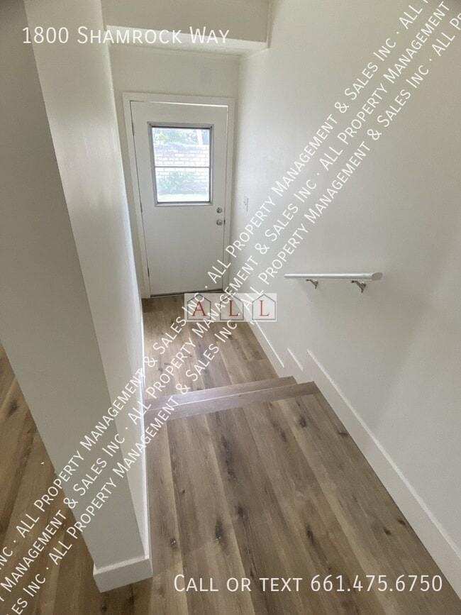 Building Photo - 1800 Shamrock Wy