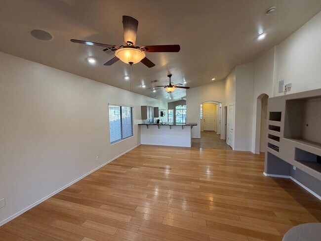 Building Photo - 5233 E Carmel Ave