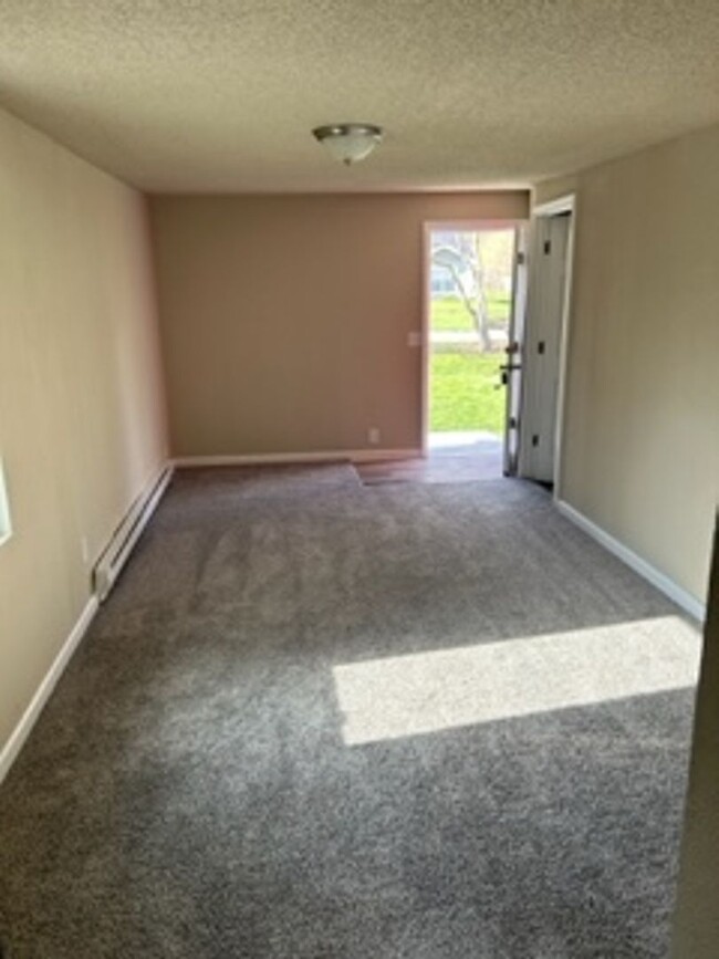 Building Photo - 2 Bedroom 1 Bath