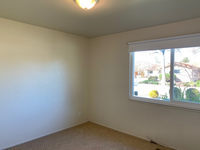 Building Photo - 1383 Bobolink Cir