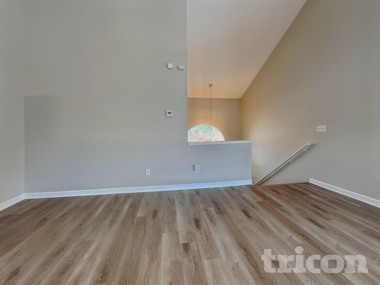 Building Photo - 3715 Longview Dr