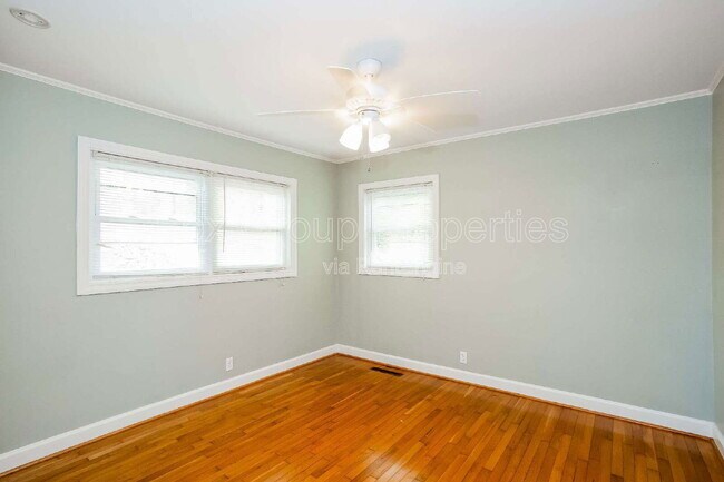 Building Photo - 1102 Woods Dr