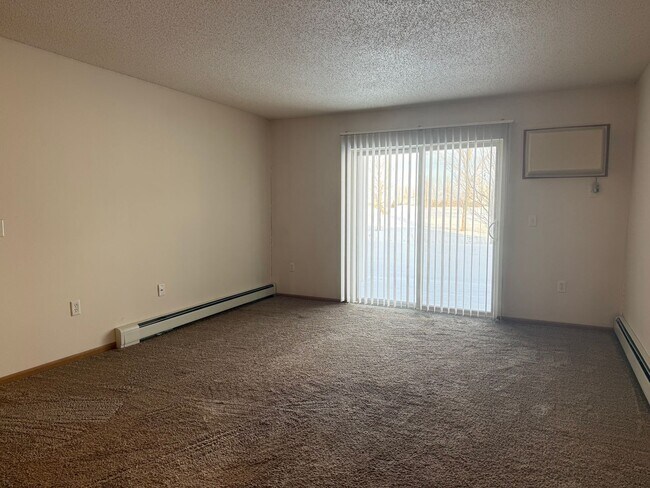 Building Photo - 2 bed 2 bath 1st Floor South Fargo