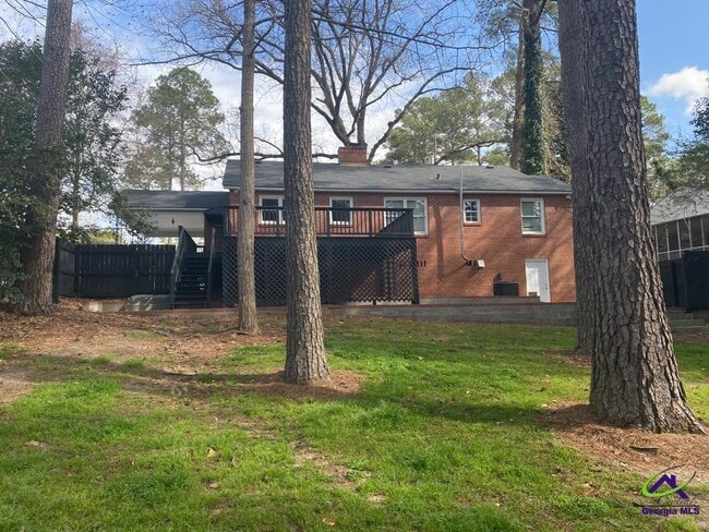 Building Photo - 2740 Northwoods Dr S