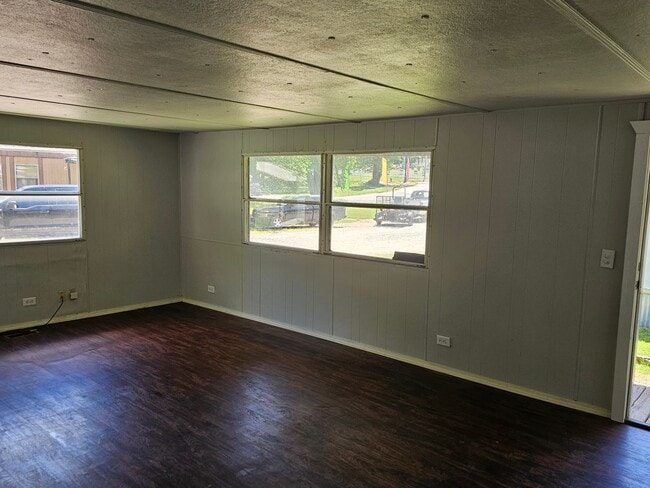 Building Photo - 3 bed 2 bath mobile home in quite community