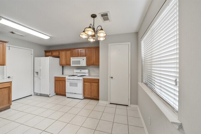 Building Photo - 3231 Stoneydale Ln