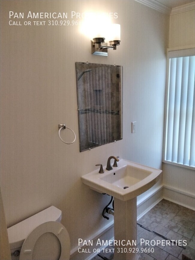 Building Photo - 451 W 4th St