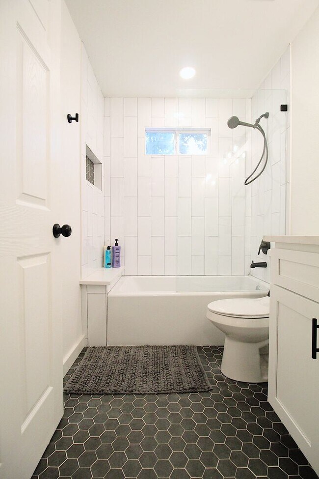 Building Photo - Ryan Place- Short to Mid-Term Rental Fully Remodeled 2  Bed, 1 Bath