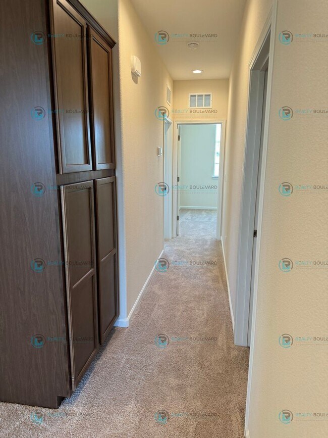 Building Photo - 3-Bedroom 2.5 Bathroom 2 car garage Condo in Carson City