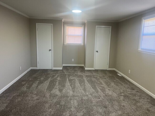Building Photo - Welcome to this charming 3-bedroom, 1.5-ba...