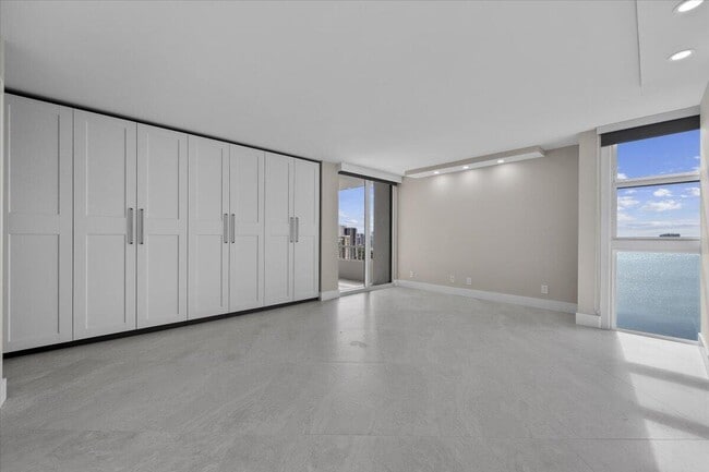 Building Photo - 5540 N Ocean Dr