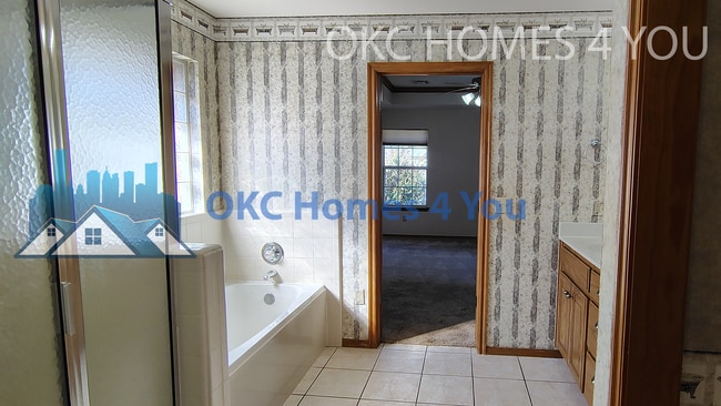 Building Photo - Beautiful 3 Bed + Office Home in Yukon off...