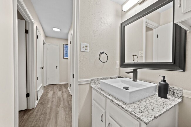 Building Photo - Your Charming 2/1 Apartment in Waxahachie Awaits - Perfect for a Small Family or Remote Worker! A...