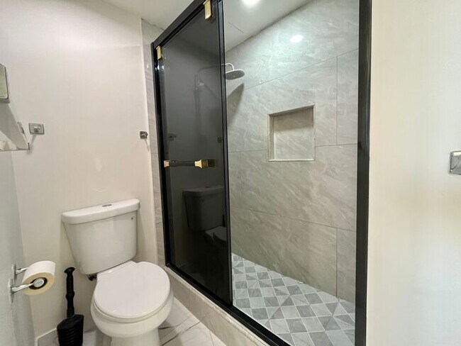 Building Photo - Kakaako: 2 Bed, 2 Bath, 2 Parking with Sto...