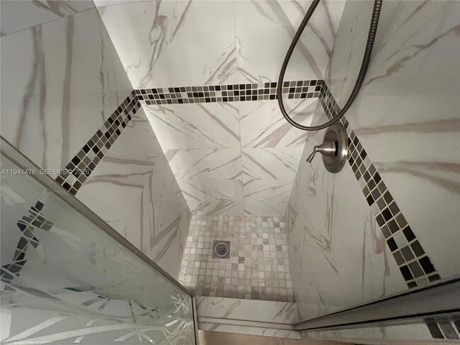 Building Photo - 6900 N Kendall Dr