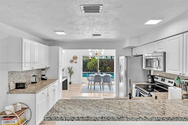 Building Photo - 4633 SW 28th Ave
