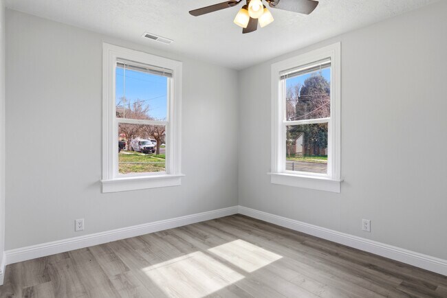 Building Photo - 1060 Sullivan Dr