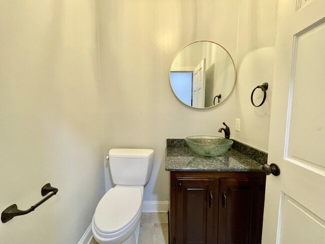 Building Photo - 4 Bed, 4 And A Half Bath Nest In Haymount