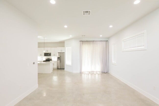 Building Photo - 1309 Cometa St