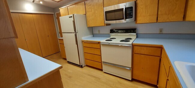 Building Photo - 5090 Forsythia Dr