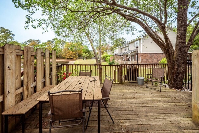 Building Photo - 2 Bedroom, 1.5 Bathroom Townhome in Island Bluff - James Island