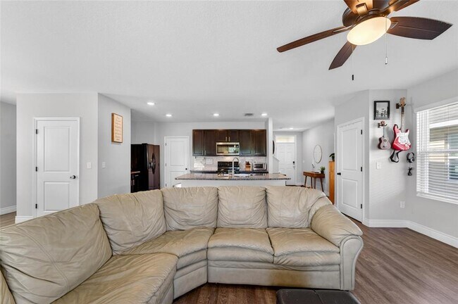 Building Photo - 11176 Leland Groves Dr