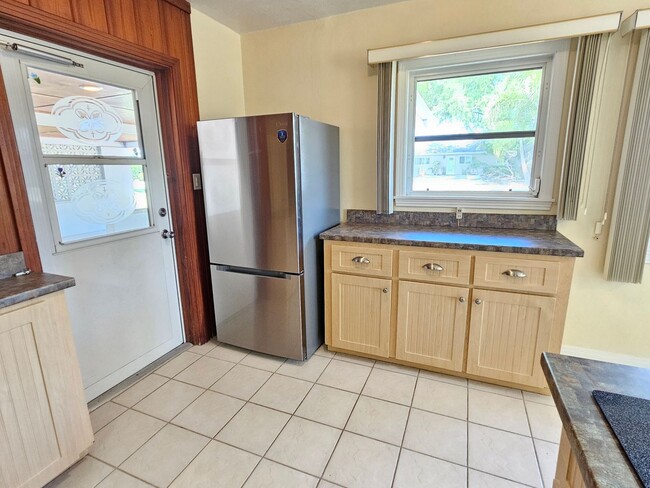 Building Photo - Venice Island – North of Venice Ave - Annual Single Family Home– Minutes from Venice Beach, Mains...