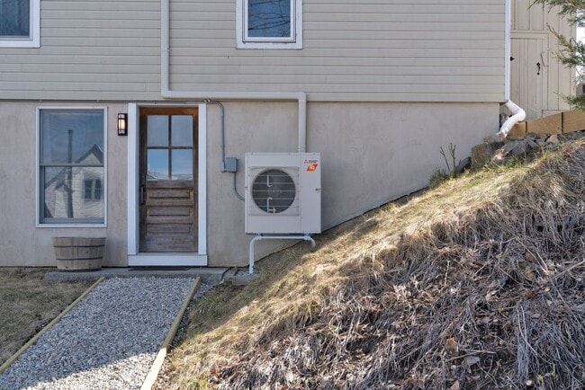 Building Photo - Stunning 4 Bed 2.5 Bath Steps from Willards Beach