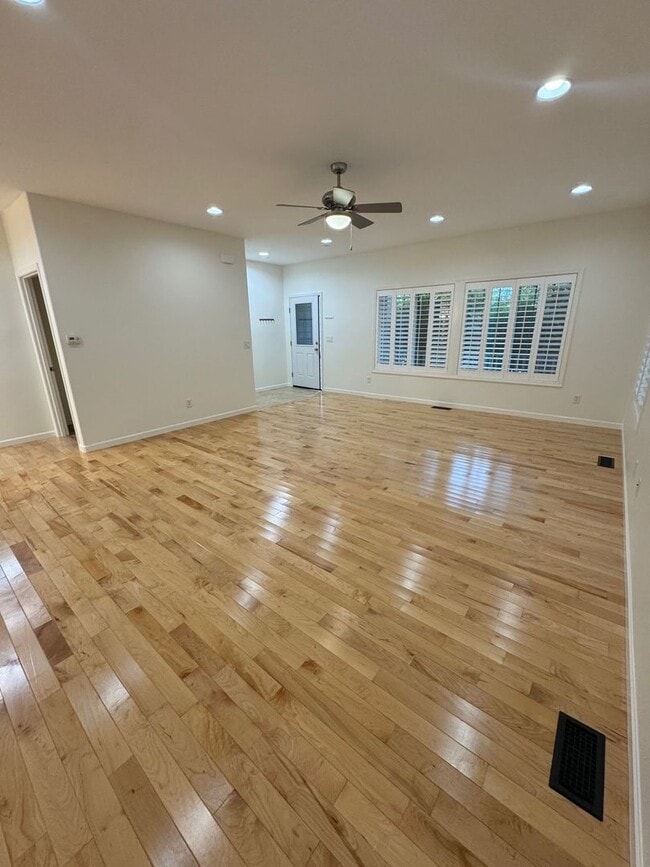 Building Photo - 3 Bedroom 2 Bath at Astoria