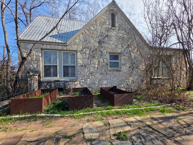 Building Photo - 3901 Red River St