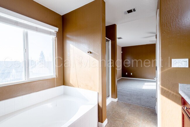Building Photo - Large 4 Bedroom/2.5 Bath Home with a Large Loft - $2795 Per Month!