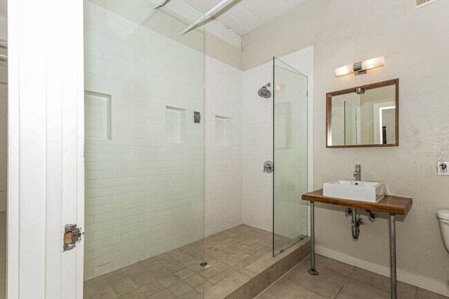 Building Photo - 2 Bedroom Condo Available In West Clawson Lofts!