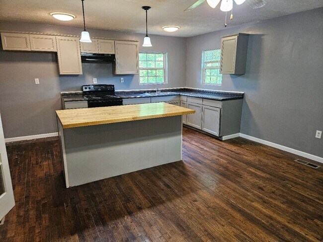 Building Photo - *Knoxville 37917 - FIVE bedroom, 2 bath newly remodeled home - Call Brad Croisdale (865) 805-9964