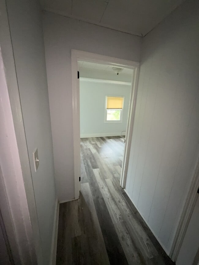 Building Photo - 2 Bedroom 1 Bathroom