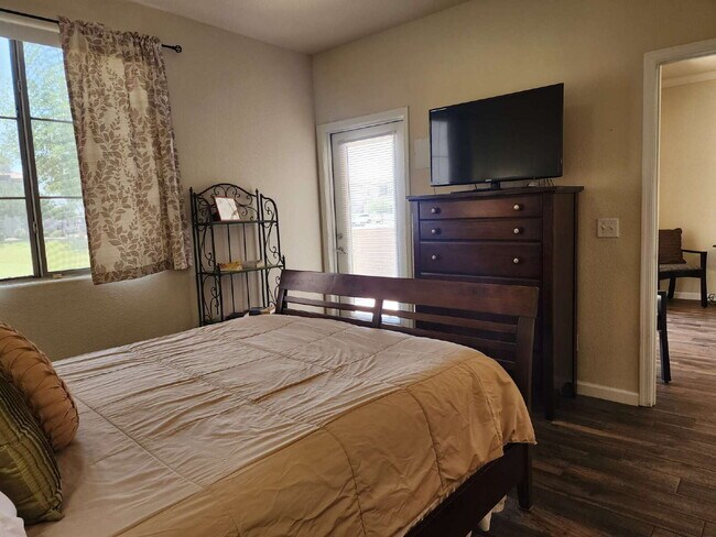 Building Photo - Fully furnished 2 bedroom 2 bathroom unit ...